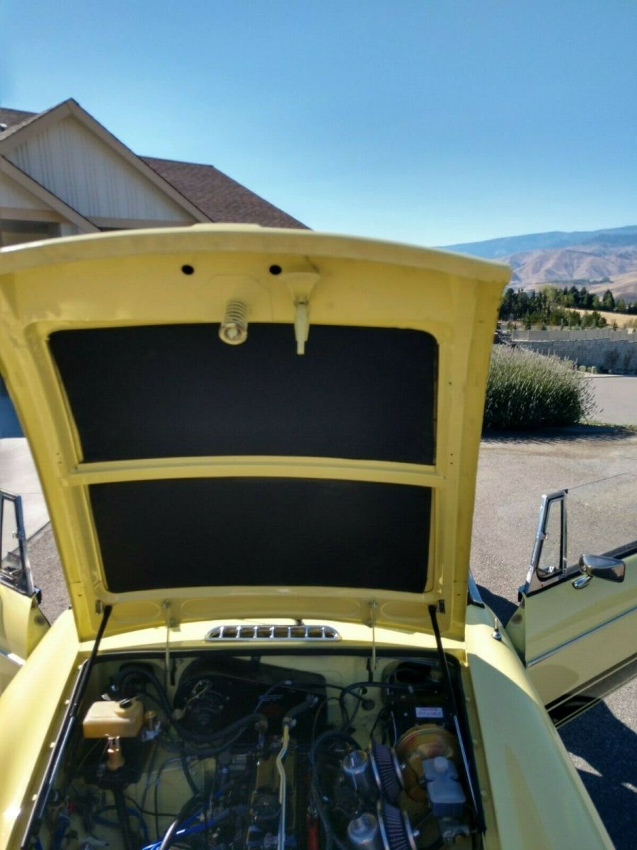 1977 Yellow MG MGB Convertible