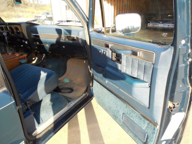 1985 Blue Chevrolet Suburban