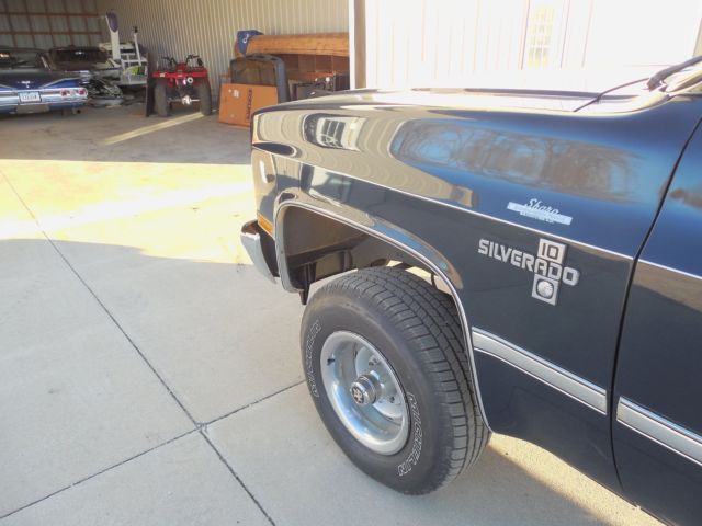 1985 Blue Chevrolet Suburban