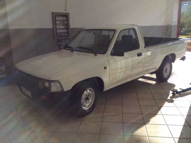 1991 White Toyota Hilux