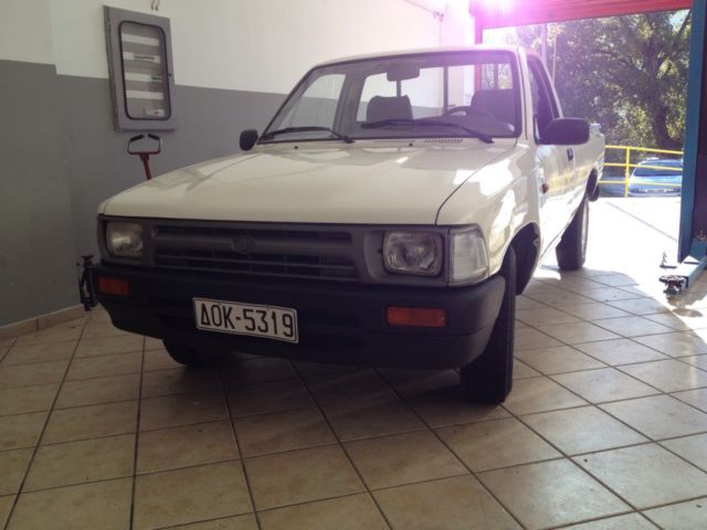 1991 White Toyota Hilux