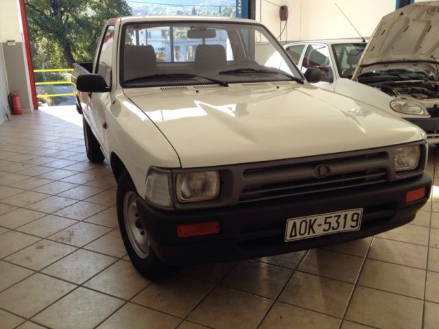 1991 White Toyota Hilux