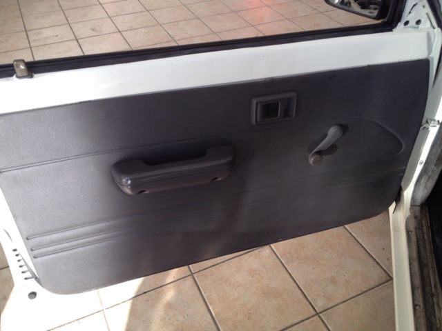 1991 White Toyota Hilux