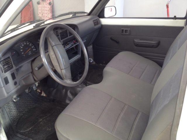 1991 White Toyota Hilux