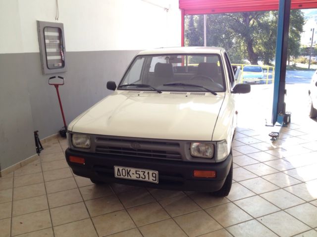 1991 White Toyota Hilux