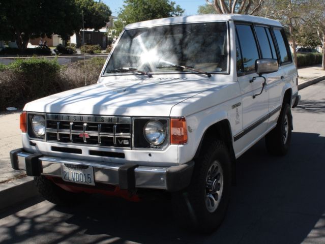 1989 White Mitsubishi Montero SUV