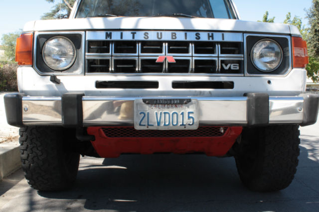 1989 White Mitsubishi Montero SUV