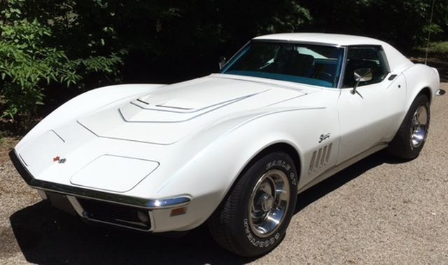 1969 White Chevrolet Corvette Coupe