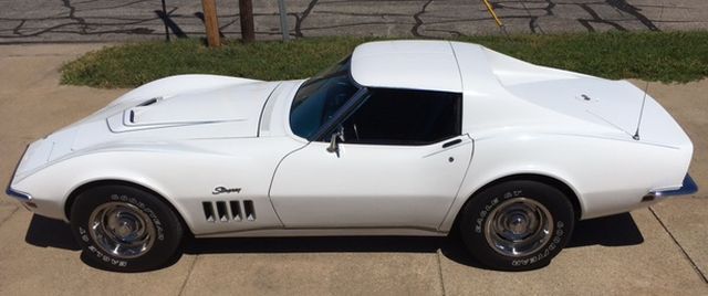 1969 White Chevrolet Corvette Coupe