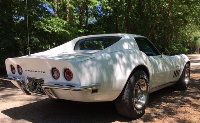 1969 White Chevrolet Corvette Coupe