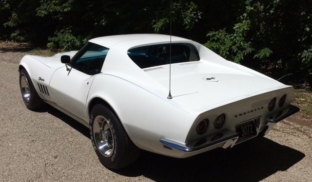 1969 White Chevrolet Corvette Coupe