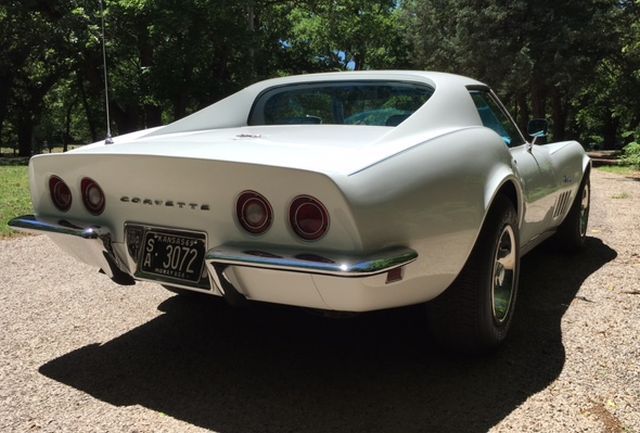 1969 White Chevrolet Corvette Coupe
