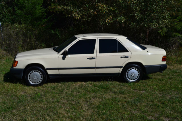 19870000 Tan Mercedes-Benz 300-Series Sedan