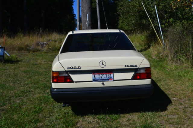 19870000 Tan Mercedes-Benz 300-Series Sedan