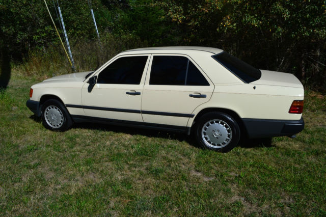 19870000 Tan Mercedes-Benz 300-Series Sedan