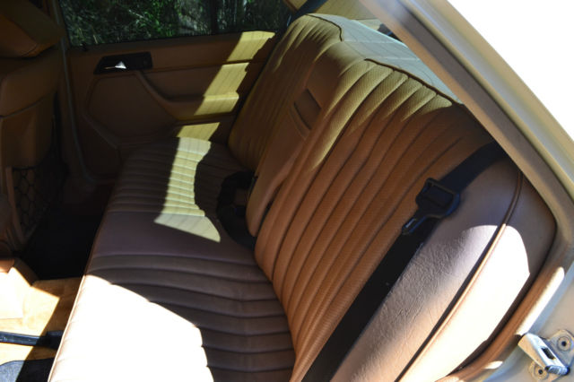 19870000 Tan Mercedes-Benz 300-Series Sedan