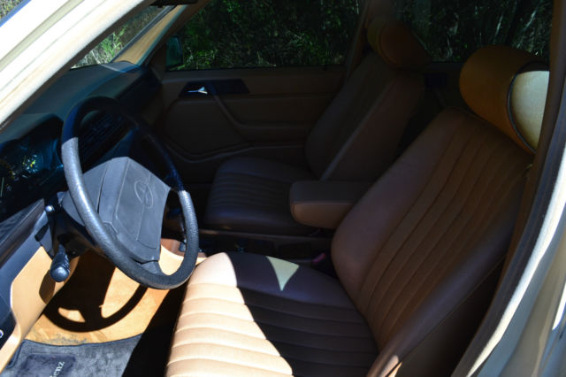 19870000 Tan Mercedes-Benz 300-Series Sedan