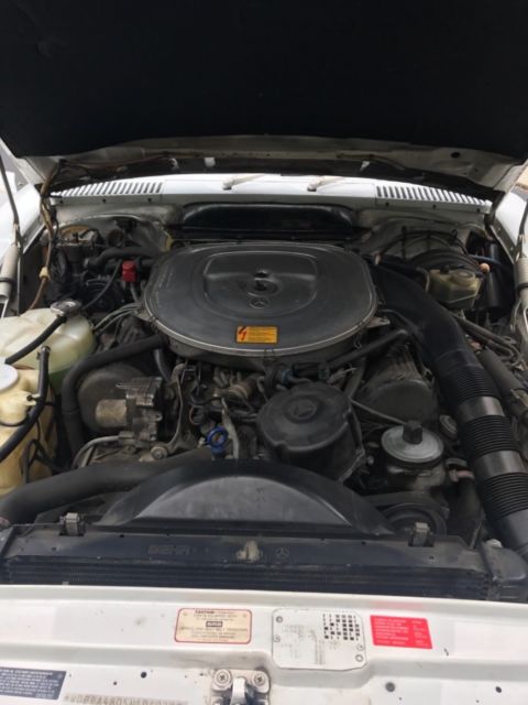 1987 White Mercedes-Benz 500-Series Convertible