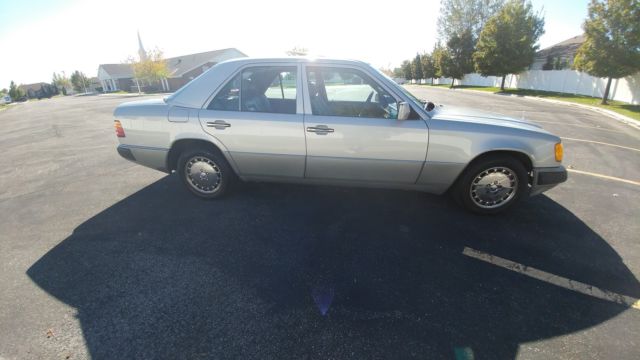 1990 Silver Mercedes-Benz 300-Series Sedan