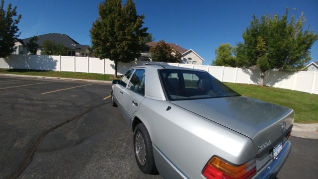 1990 Silver Mercedes-Benz 300-Series Sedan