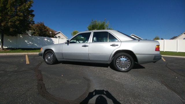 1990 Silver Mercedes-Benz 300-Series Sedan
