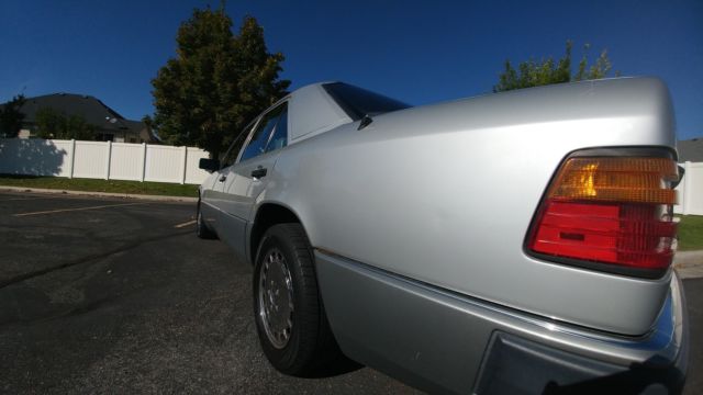 1990 Silver Mercedes-Benz 300-Series Sedan