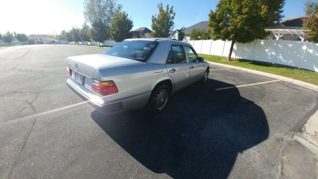 1990 Silver Mercedes-Benz 300-Series Sedan