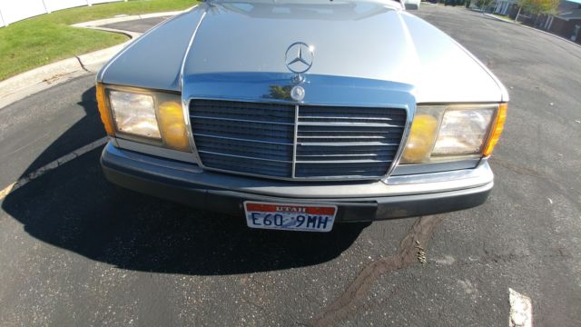 1990 Silver Mercedes-Benz 300-Series Sedan