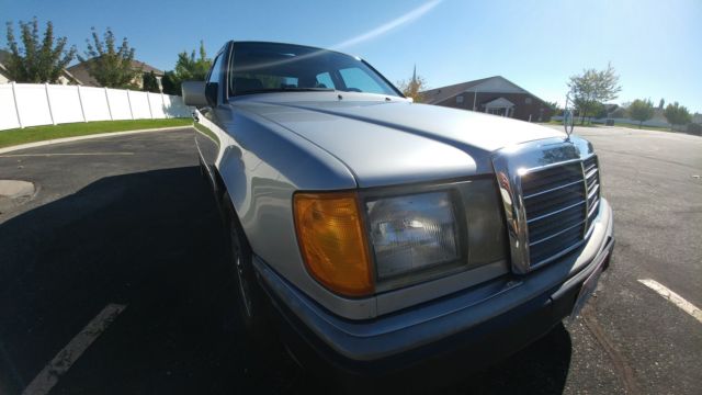 1990 Silver Mercedes-Benz 300-Series Sedan