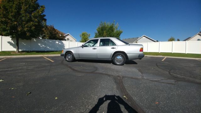 1990 Silver Mercedes-Benz 300-Series Sedan