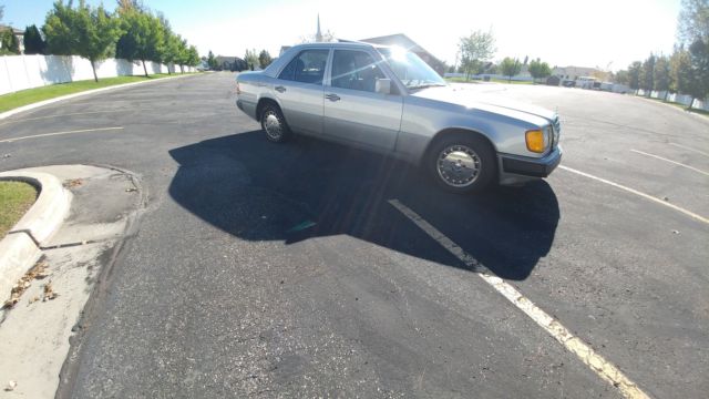 1990 Silver Mercedes-Benz 300-Series Sedan