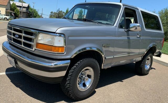 1994 Silver Ford Bronco SUV