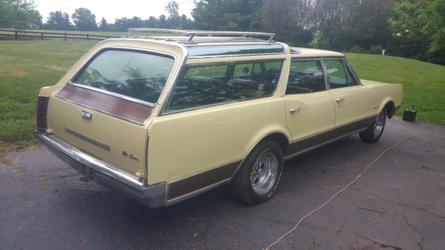 1967 Yellow & Wood Grain Oldsmobile Vista Cruiser Station Wagon