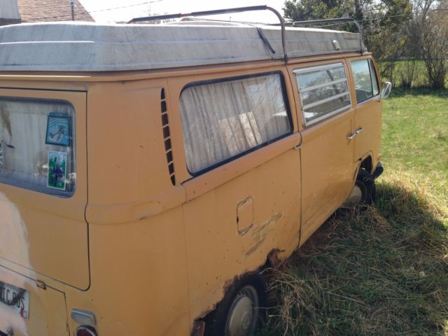 1971 Orange Volkswagen Bus/Vanagon