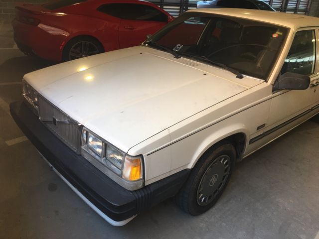 1989 White Volvo 740