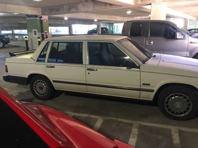1989 White Volvo 740