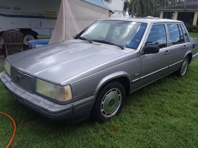 1989 White Volvo 740