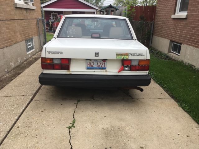 1989 White Volvo 740