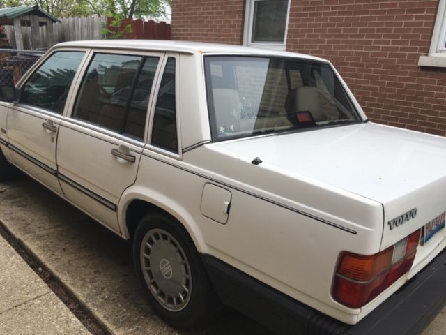1989 White Volvo 740