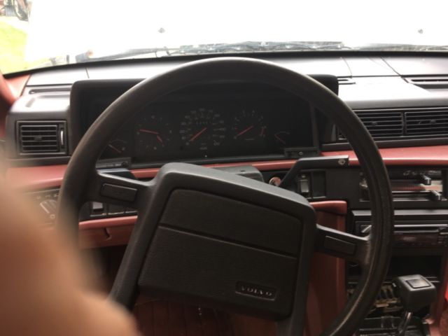 1989 White Volvo 740