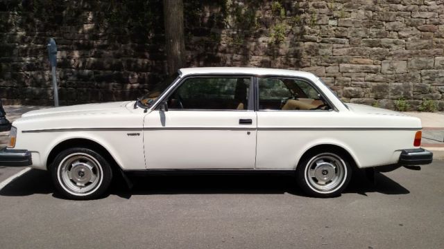1982 White Volvo 240 Coupe