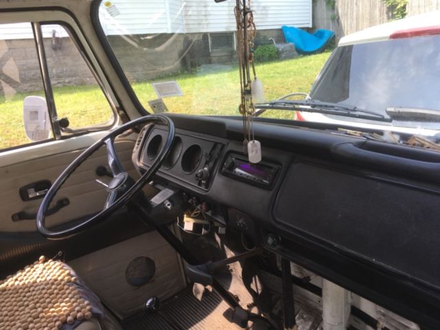 1971 Red Volkswagen Bus/Vanagon Van Camper