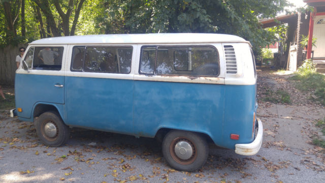 1966 pearl white-red Volkswagen Bus/Vanagon