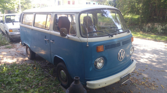 1966 pearl white-red Volkswagen Bus/Vanagon