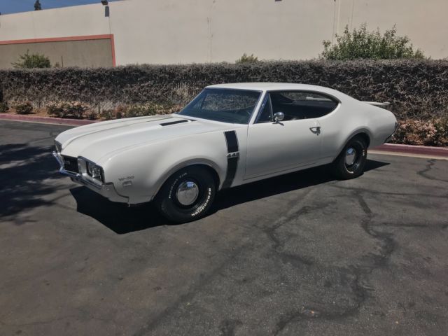 1968 White Oldsmobile 442 Coupe