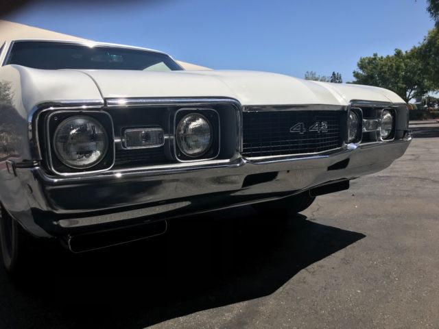 1968 White Oldsmobile 442 Coupe