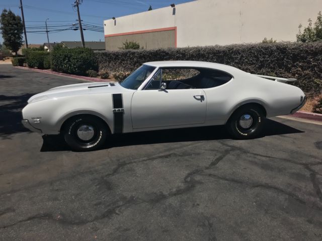 1968 White Oldsmobile 442 Coupe