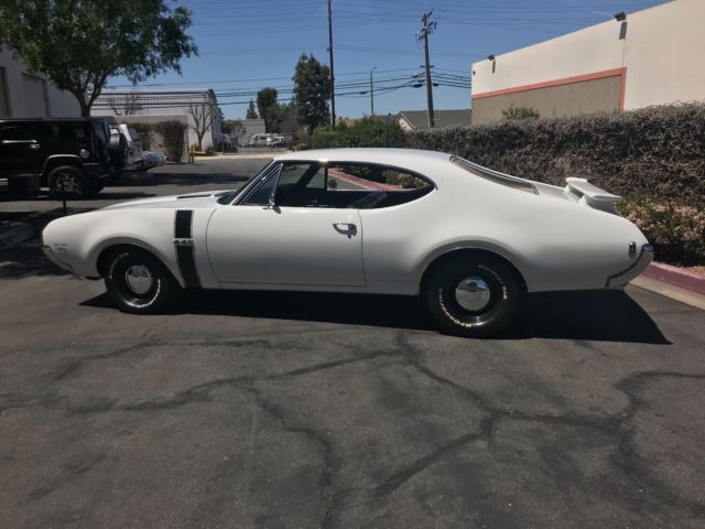 1968 White Oldsmobile 442 Coupe