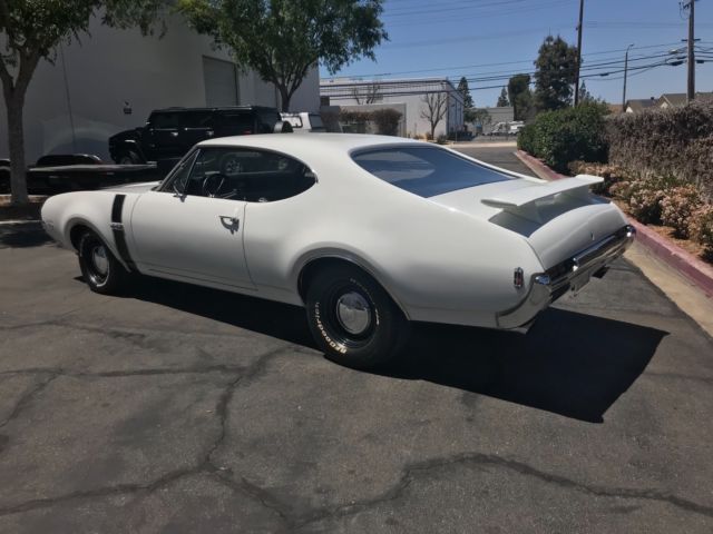 1968 White Oldsmobile 442 Coupe