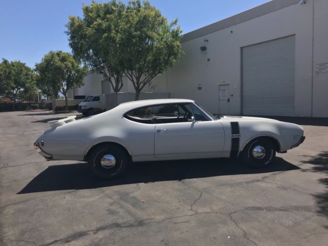 1968 White Oldsmobile 442 Coupe